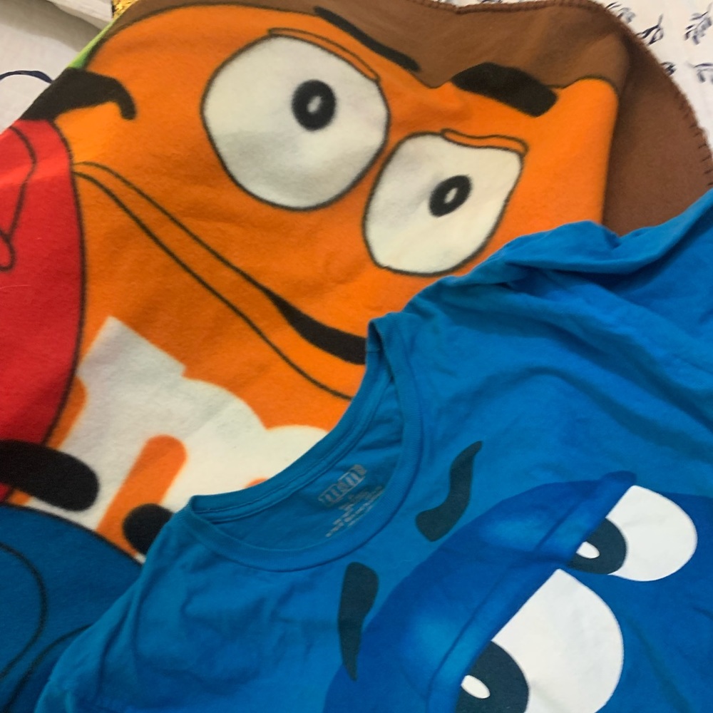 M&M shirt and blanket like new
